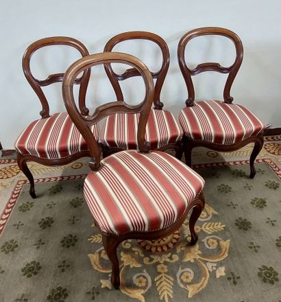 SUITE DE QUATRE CHAISES en acajou, assises...