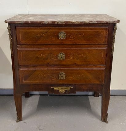 SMALL COMMODE in veneered wood, three drawers,...