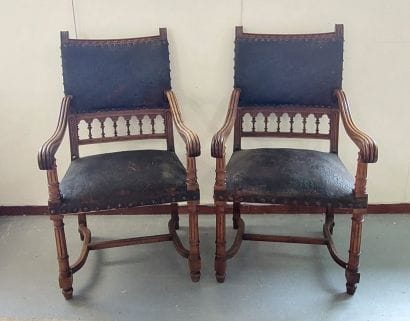 PAIR OF ARMCHAIRS in carved natural wood,...