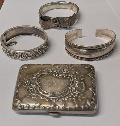 LOT d'argent comprenant :

- 3 bracelets

-...