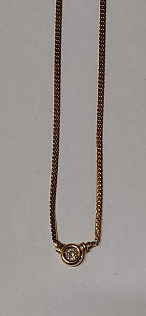 COLLIER en or avec diamant

PB : 6,75 g