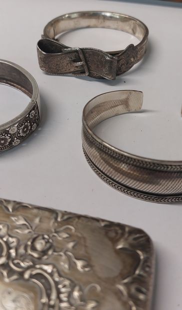 LOT d'argent comprenant :

- 3 bracelets

-...