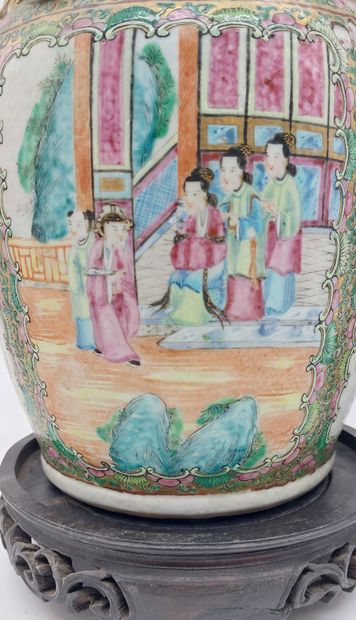 CHINE

Paire de vases en porcelaine de Canton...