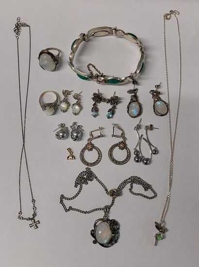 ENSEMBLE DE BIJOUX en argent comprenant bracelet,...