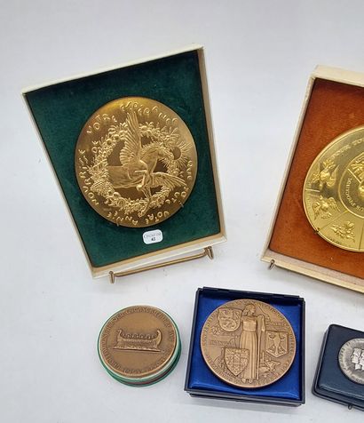 LOT OF MEDALS in bronze including: 

- Greetings...