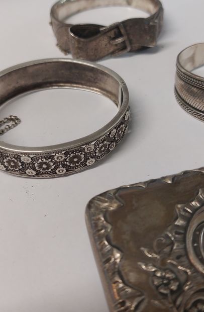 LOT d'argent comprenant :

- 3 bracelets

-...