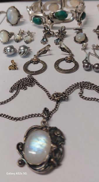 ENSEMBLE DE BIJOUX en argent comprenant bracelet,...