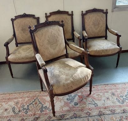 SUITE OF FOUR NATURAL WOOD ARMCHAIRS carved...