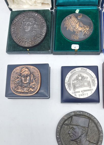 LOT OF MEDALS in bronze including:

- Caisse...