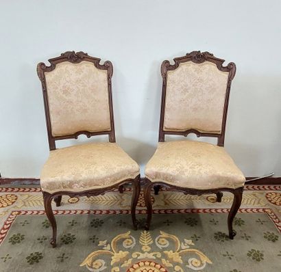 PAIRE DE CHAISES en bois naturel mouluré...