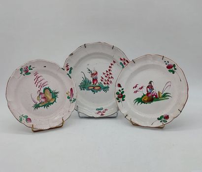 TROIS ASSIETTES en faïence à décor Chinois

XVIIIème...