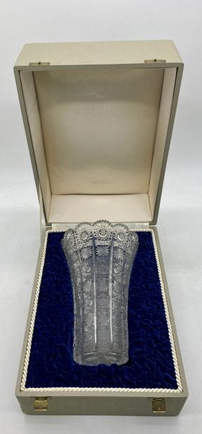 Cut crystal VASE

In its case 

H : 23 c...