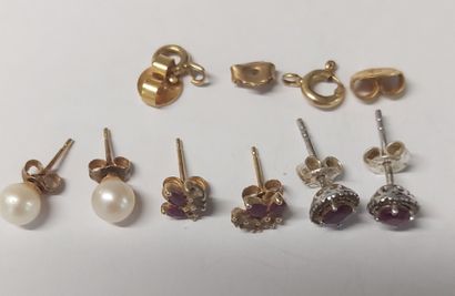 LOT including : 

- 1 pair of gold and pearl...