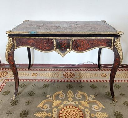 TABLE-BUREAU en marqueterie Boulle et bronzes...