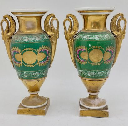 PAIRE DE VASES en porcelaine de Paris à décor...