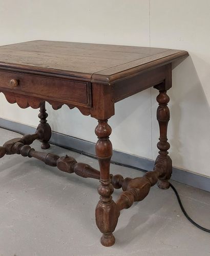 DESKTOP TABLE in natural wood, turned legs

Louis...