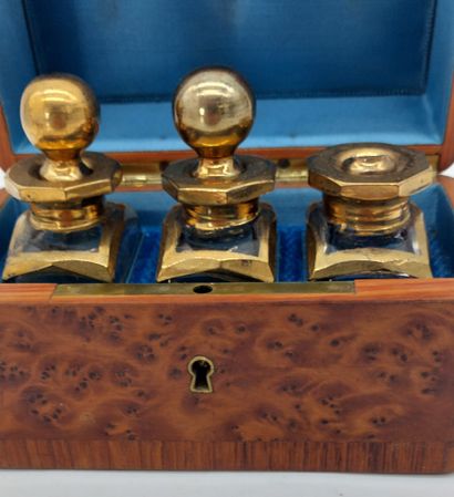 COFFRET A SENTEUR en placage de loupe, incrustations...