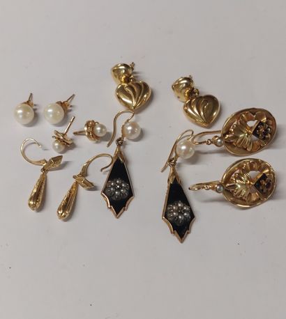 SEPT PAIRES DE BOUCLES D'OREILLES en or

PB...