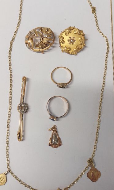 LOT DE BIJOUX en or comprenant : 

- 3 broches...