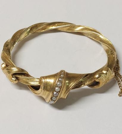 BRACELET in gold with pearls

PB : 25,60...