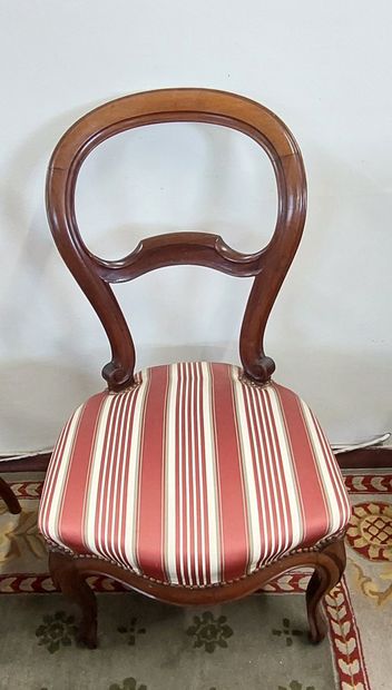 SUITE DE QUATRE CHAISES en acajou, assises...