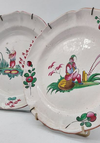 TROIS ASSIETTES en faïence à décor Chinois

XVIIIème...