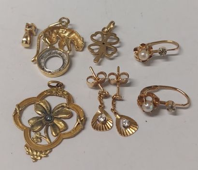 ENSEMBLE en or

comprenant : 

- 4 pendentifs

-...
