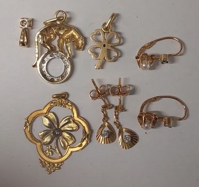 ENSEMBLE en or

comprenant : 

- 4 pendentifs

-...