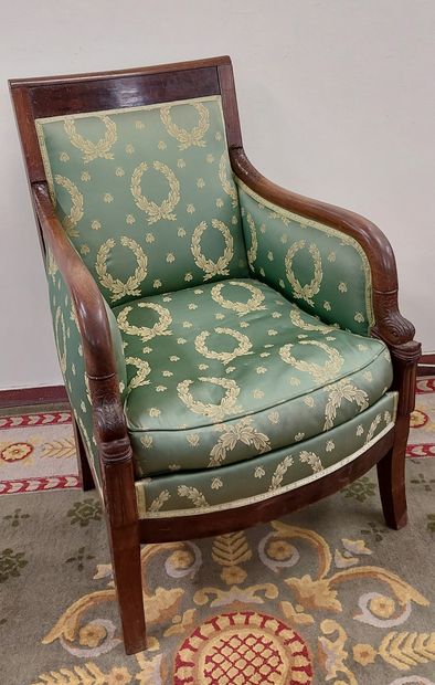 BERGERE en placage d'acajou et acajou sculpté,...