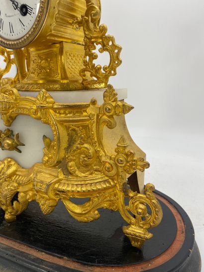 PENDULE in regula and alabaster with its...