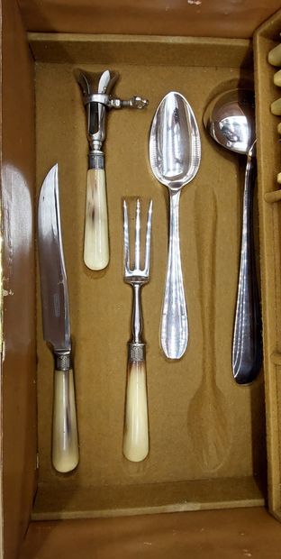 APOLLO

Household set in silver-plated metal...
