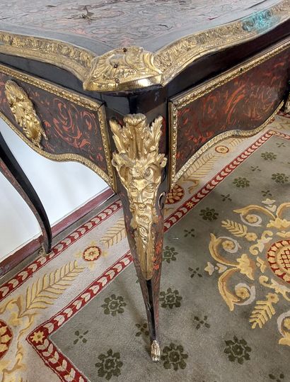 TABLE-BUREAU en marqueterie Boulle et bronzes...