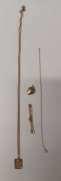 LOT de bijoux en or comprenant :

- chaîne...