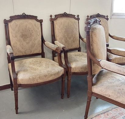 SUITE OF FOUR NATURAL WOOD ARMCHAIRS carved...