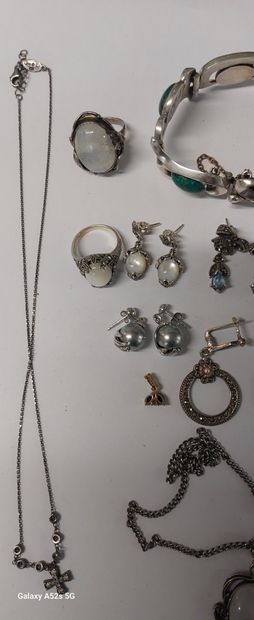 ENSEMBLE DE BIJOUX en argent comprenant bracelet,...