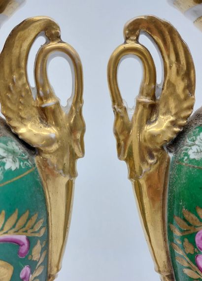 PAIRE DE VASES en porcelaine de Paris à décor...