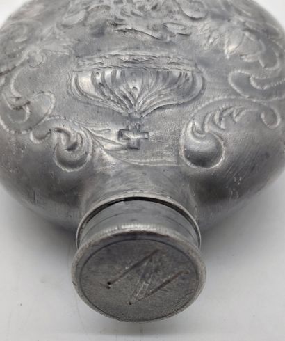 Embossed pewter FIOLE with eagle design

H...