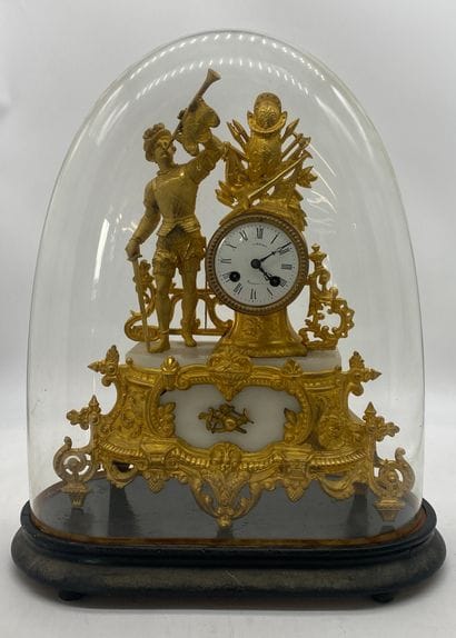 PENDULE in regula and alabaster with its...