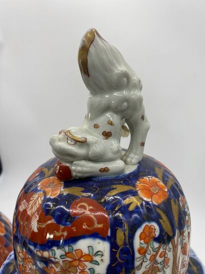 IMARI

Two covered potiches, chimera-shaped...