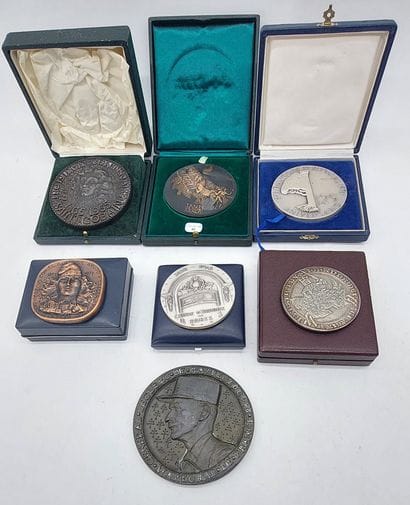 LOT OF MEDALS in bronze including:

- Caisse...