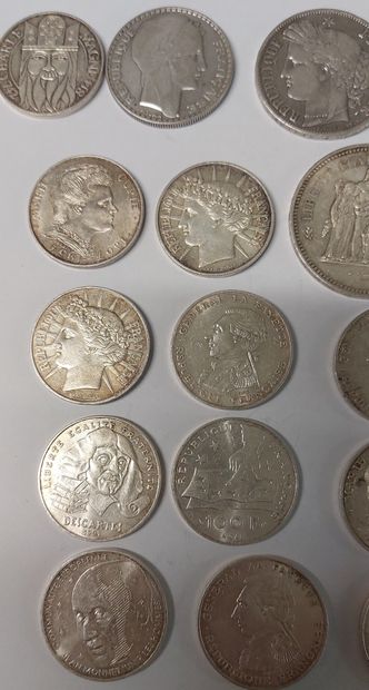 LOT OF SILVER PIECES :

- 1 piece of 50 Francs...