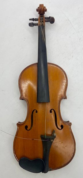 VIOLIN and its bow

In its case

L : 30,7...