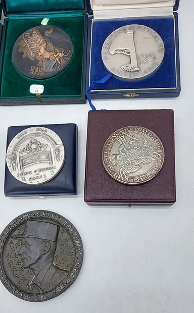 LOT OF MEDALS in bronze including:

- Caisse...