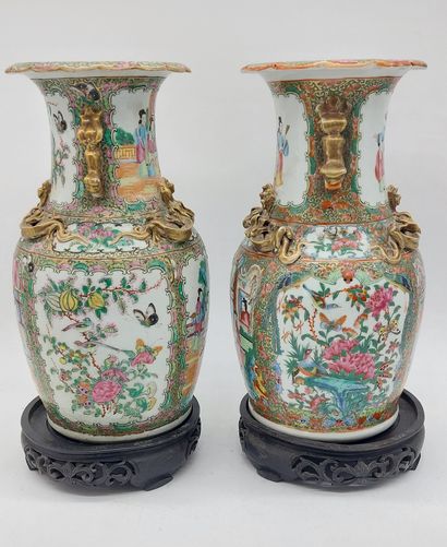 CHINE

Paire de vases en porcelaine de Canton...