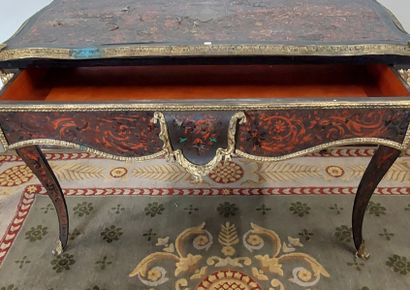 TABLE-BUREAU en marqueterie Boulle et bronzes...