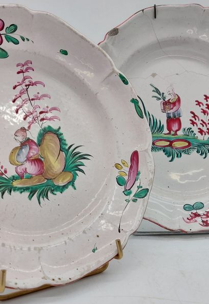 TROIS ASSIETTES en faïence à décor Chinois

XVIIIème...