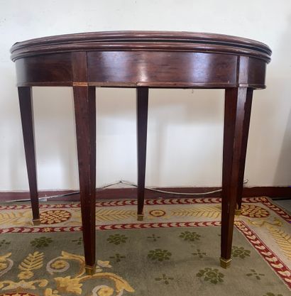 LOT OF THREE HALF-LUNE mahogany TABLES

Dim....