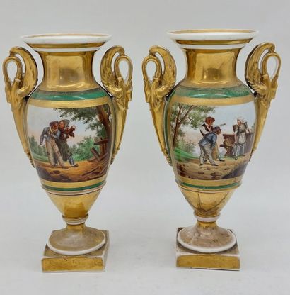 PAIRE DE VASES en porcelaine de Paris à décor...