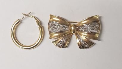 GOLDEN PIN with knot decoration

A gold earring...