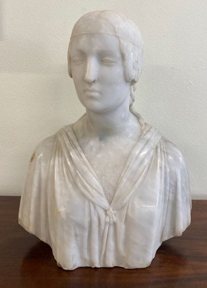 Woman's bust in alabaster

H : 32 cm